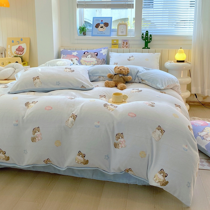 91家纺网 家纺一手货源 找家纺 葡萄家 2025新款高克重印花牛奶绒四件套萌系卡通 软萌猫蓝