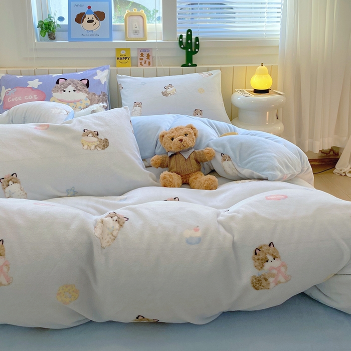 91家纺网 家纺一手货源 找家纺 葡萄家 2025新款高克重印花牛奶绒四件套萌系卡通 软萌猫蓝