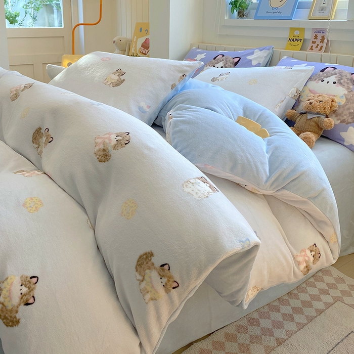 91家纺网 家纺一手货源 找家纺 葡萄家 2025新款高克重印花牛奶绒四件套萌系卡通 软萌猫蓝