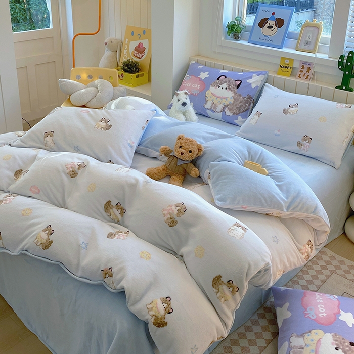 91家纺网 家纺一手货源 找家纺 葡萄家 2025新款高克重印花牛奶绒四件套萌系卡通 软萌猫蓝