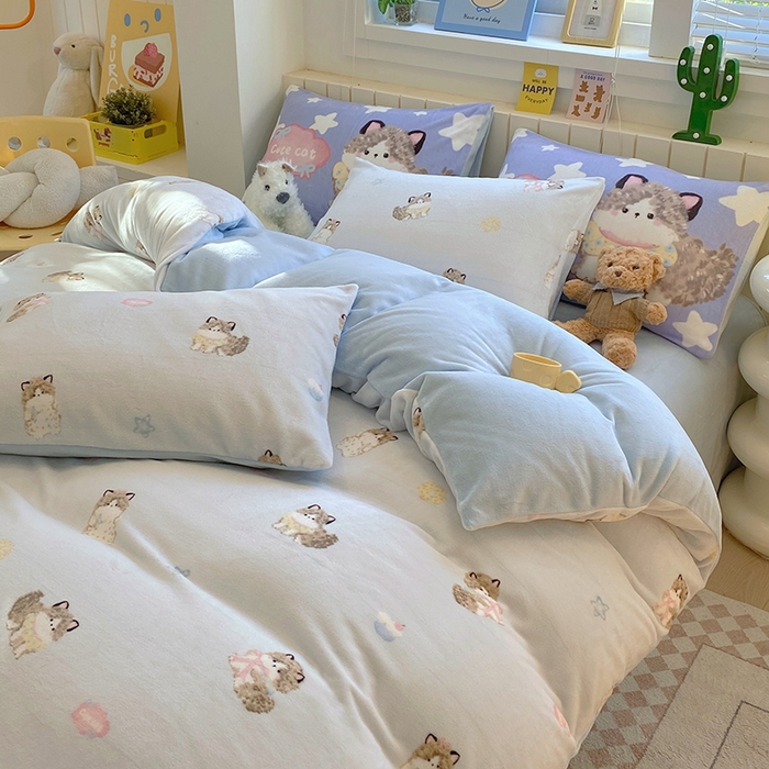 91家纺网 家纺一手货源 找家纺 葡萄家 2025新款高克重印花牛奶绒四件套萌系卡通 软萌猫蓝