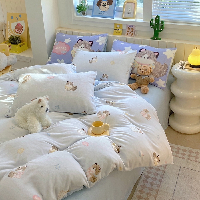 91家纺网 家纺一手货源 找家纺 葡萄家 2025新款高克重印花牛奶绒四件套萌系卡通 软萌猫蓝