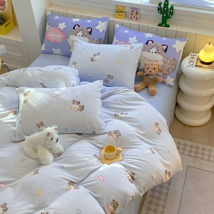 91家纺网 家纺一手货源 找家纺 葡萄家 2025新款高克重印花牛奶绒四件套萌系卡通 软萌猫蓝