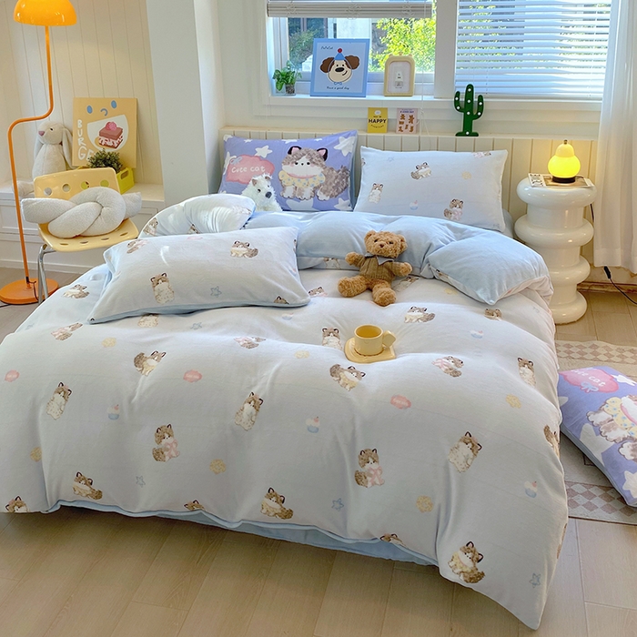 91家纺网 家纺一手货源 找家纺 葡萄家 2025新款高克重印花牛奶绒四件套萌系卡通 软萌猫蓝