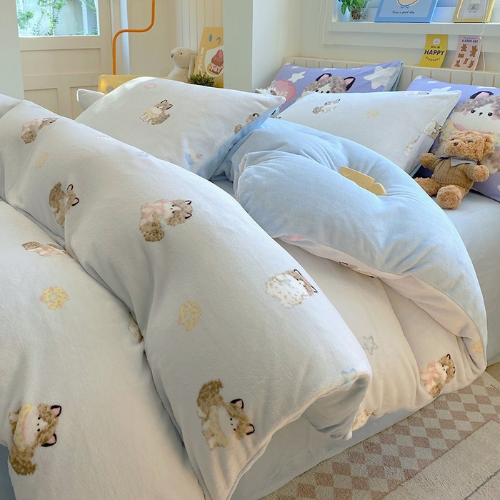 91家纺网 家纺一手货源 找家纺 葡萄家 2025新款高克重印花牛奶绒四件套萌系卡通 软萌猫蓝