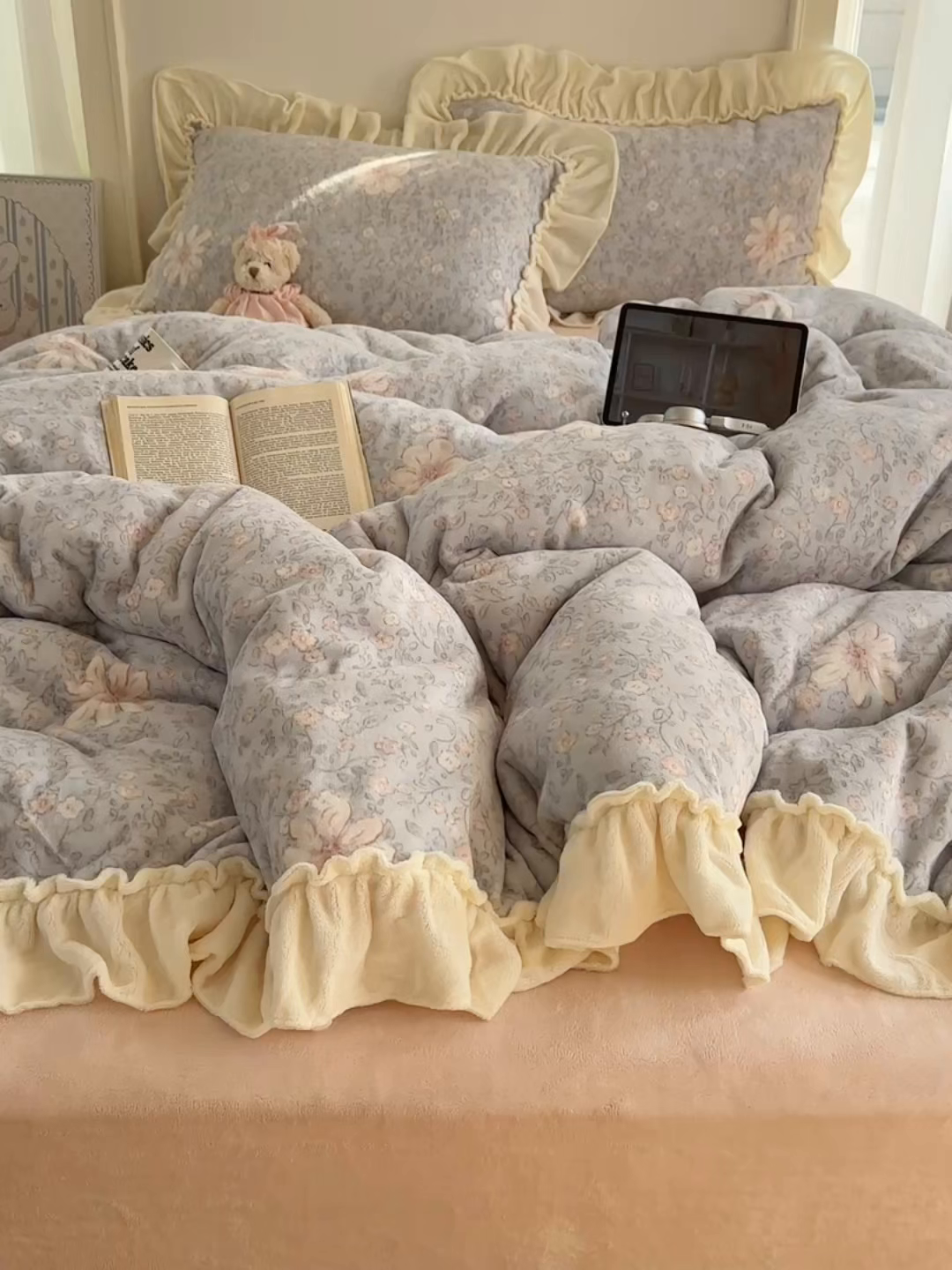 91家纺网 家纺一手货源 找家纺 六巷胡同 2025新款韩系博主慵懒风小碎花A类牛奶绒花边款四件套 压花边-秋寻花鉴