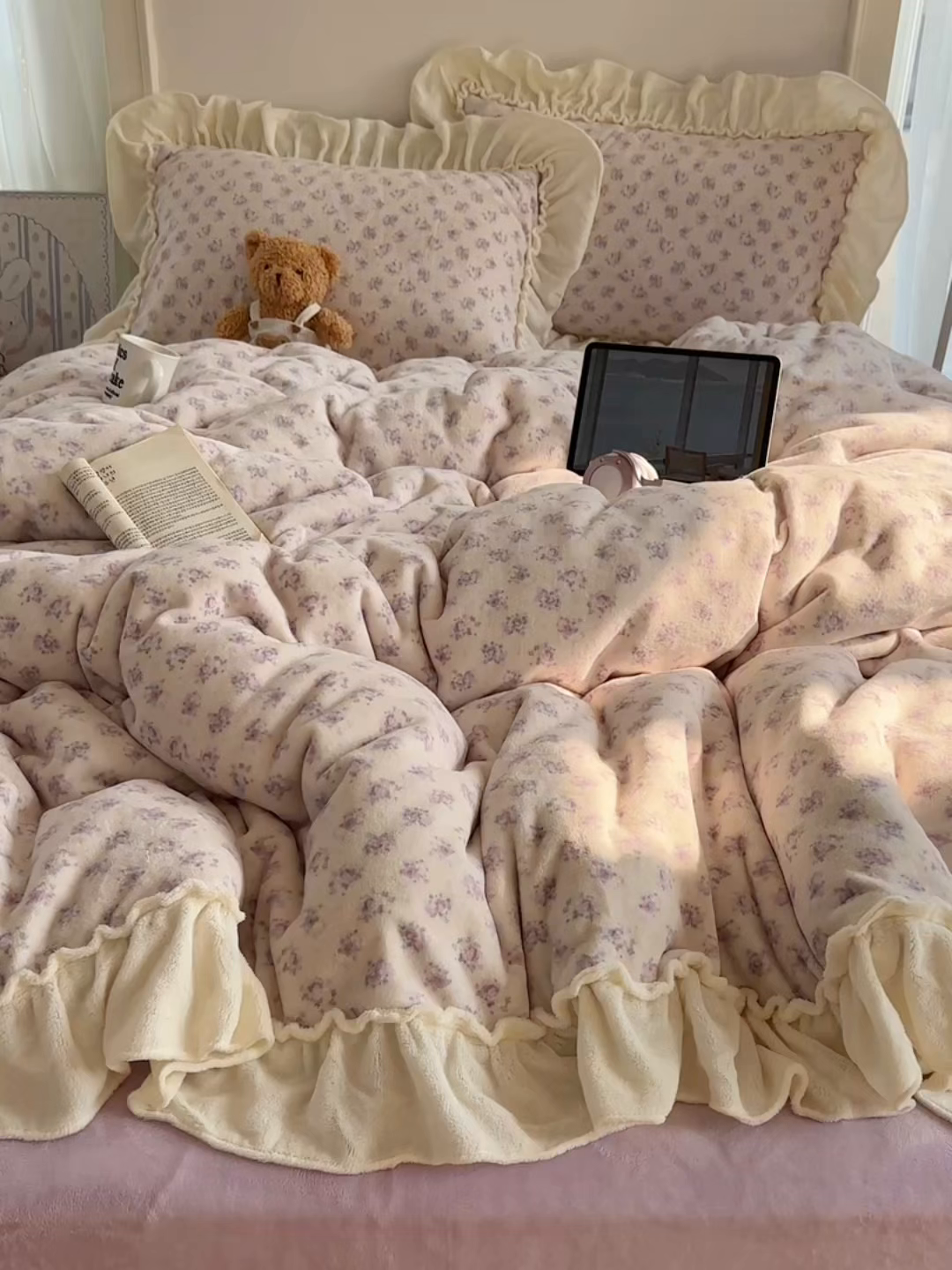 91家纺网 家纺一手货源 找家纺 六巷胡同 2025新款韩系博主慵懒风小碎花A类牛奶绒花边款四件套 压花边-月岛弦音