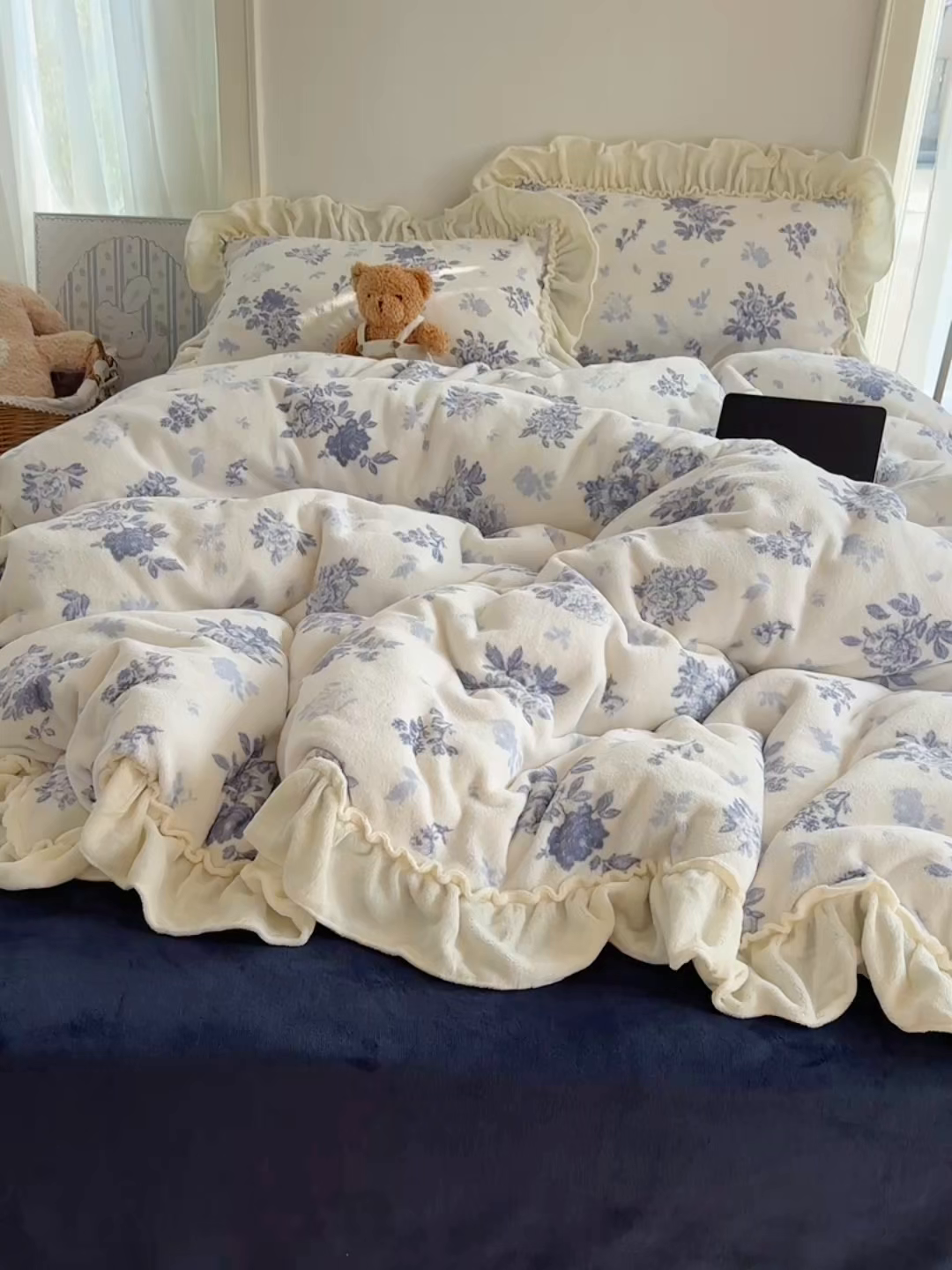 91家纺网 家纺一手货源 找家纺 六巷胡同 2025新款韩系博主慵懒风小碎花A类牛奶绒花边款四件套 压花边-冰岛极夜