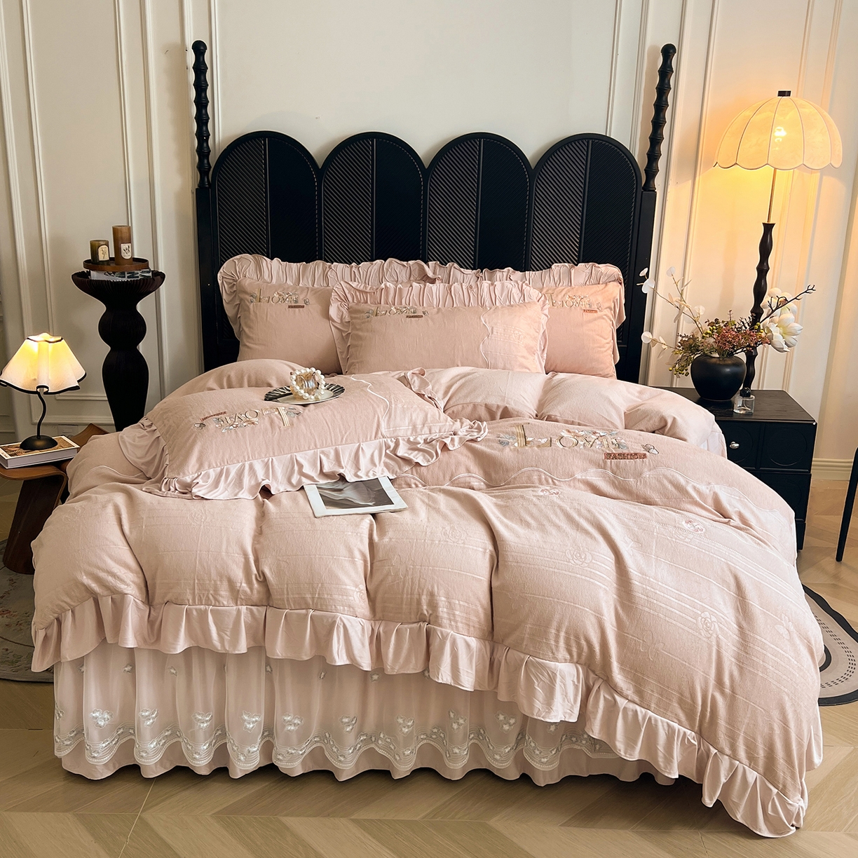 91家纺网 家纺一手货源 找家纺 （总）宜凡家纺 2025新款A类棉绒刺绣花夹棉床裙四件套--梦回罗马系列