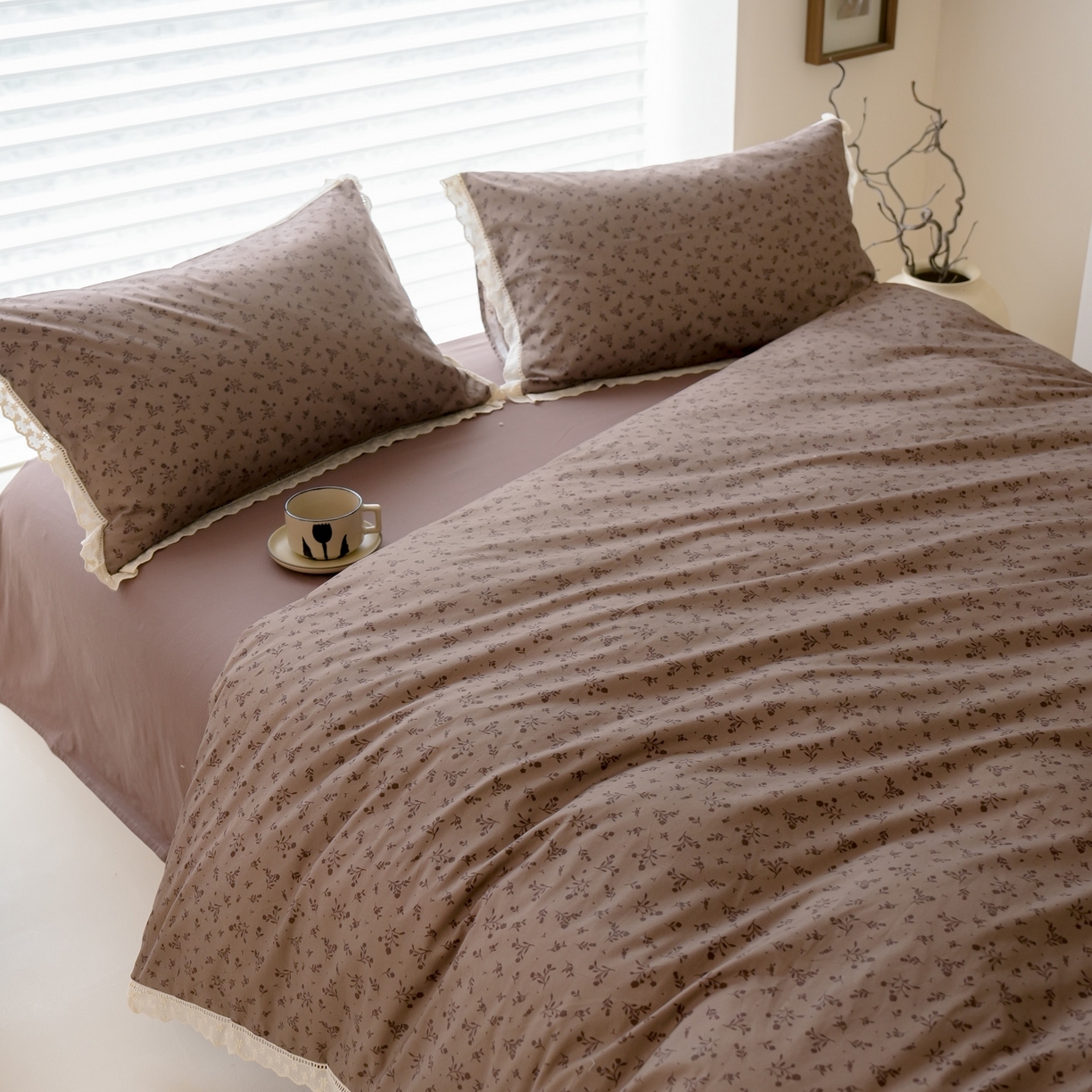 91家纺网 家纺一手货源 找家纺 洺兰家居 2025年小清新全棉13372镂空花边小碎花ins风水洗棉四件套 东篱