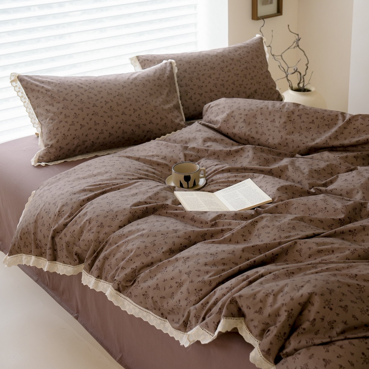 91家纺网 家纺一手货源 找家纺 洺兰家居 2025年小清新全棉13372镂空花边小碎花ins风水洗棉四件套 东篱