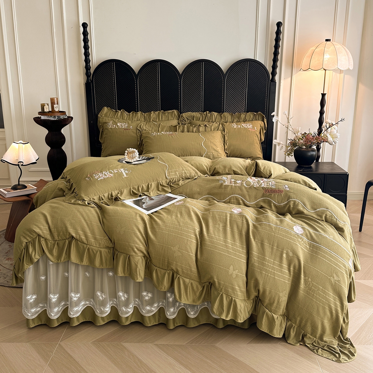 91家纺网 家纺一手货源 找家纺 宜凡家纺 2025新款A类棉绒刺绣花夹棉床裙四件套--梦回罗马系列 梦回罗马 姜黄