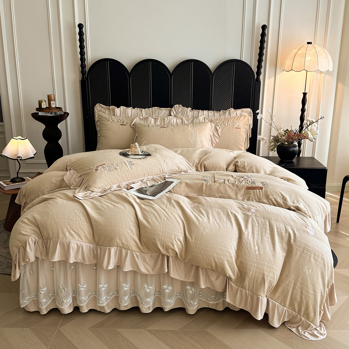 91家纺网 家纺一手货源 找家纺 宜凡家纺 2025新款A类棉绒刺绣花夹棉床裙四件套--梦回罗马系列 梦回罗马 卡其