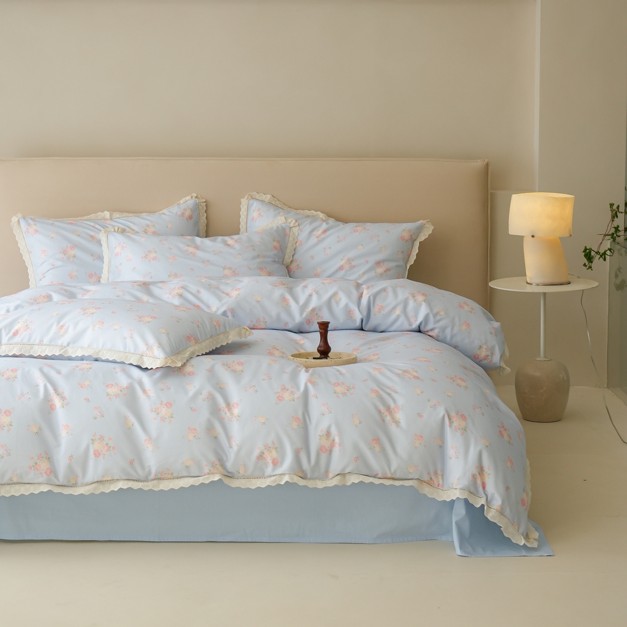 91家纺网 家纺一手货源 找家纺 洺兰家居 2025年小清新全棉13372镂空花边小碎花ins风水洗棉四件套 豆蔻 蓝