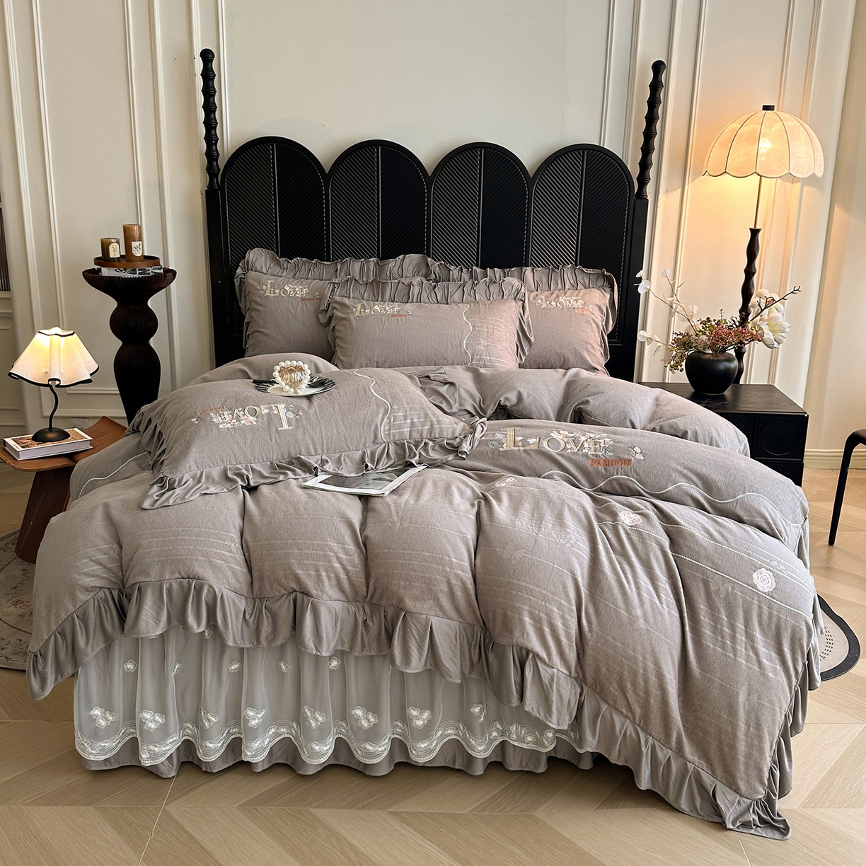 91家纺网 家纺一手货源 找家纺 宜凡家纺 2025新款A类棉绒刺绣花夹棉床裙四件套--梦回罗马系列 梦回罗马 烟灰