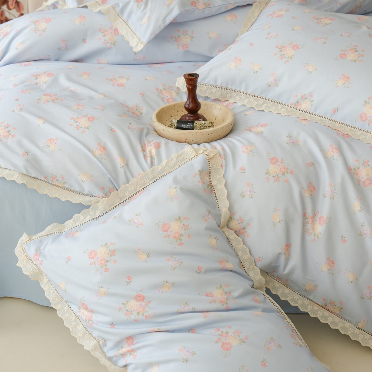 91家纺网 家纺一手货源 找家纺 洺兰家居 2025年小清新全棉13372镂空花边小碎花ins风水洗棉四件套 豆蔻 蓝