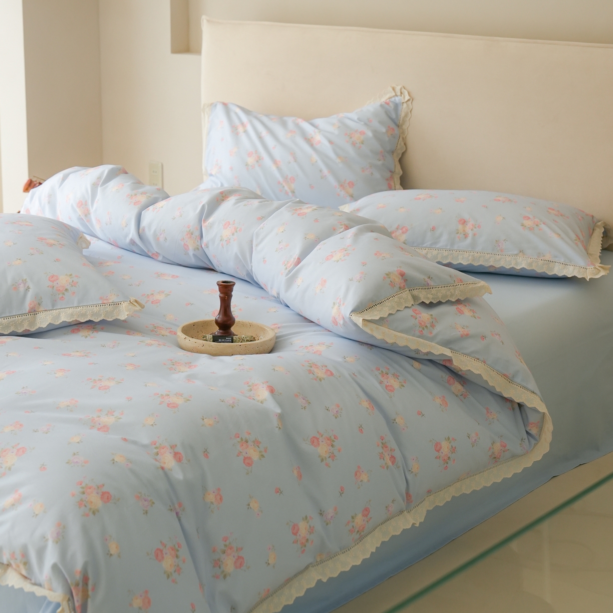 91家纺网 家纺一手货源 找家纺 洺兰家居 2025年小清新全棉13372镂空花边小碎花ins风水洗棉四件套 豆蔻 蓝