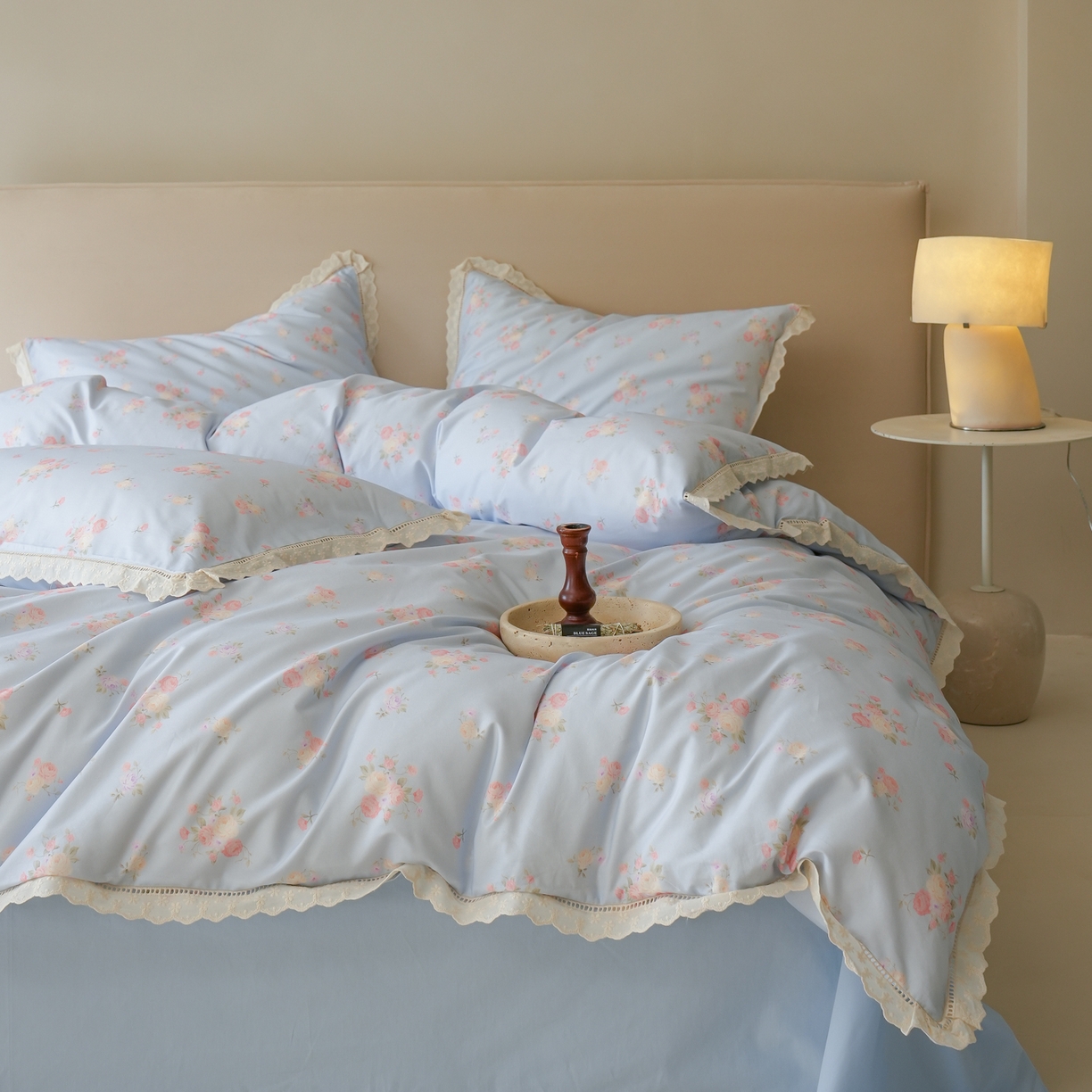 91家纺网 家纺一手货源 找家纺 洺兰家居 2025年小清新全棉13372镂空花边小碎花ins风水洗棉四件套 豆蔻 蓝