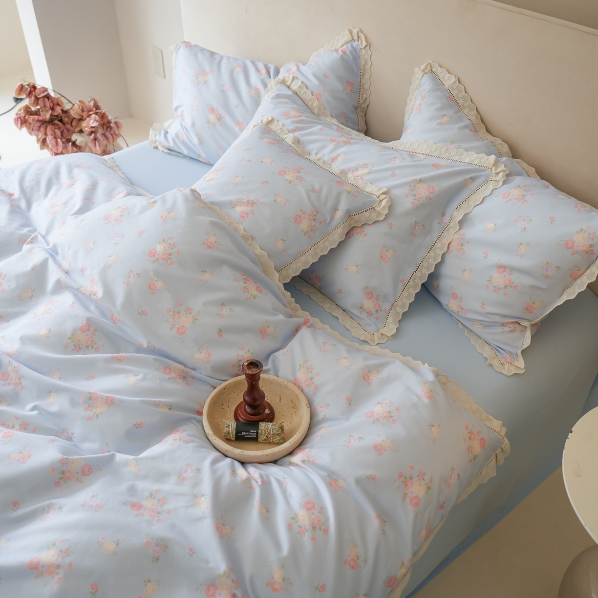 91家纺网 家纺一手货源 找家纺 洺兰家居 2025年小清新全棉13372镂空花边小碎花ins风水洗棉四件套 豆蔻 蓝