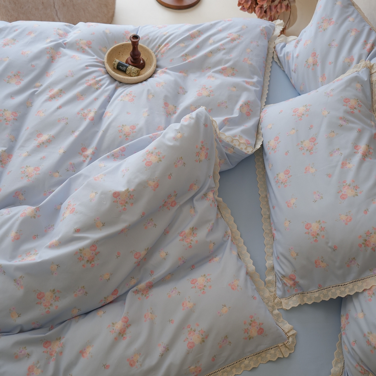 91家纺网 家纺一手货源 找家纺 洺兰家居 2025年小清新全棉13372镂空花边小碎花ins风水洗棉四件套 豆蔻 蓝