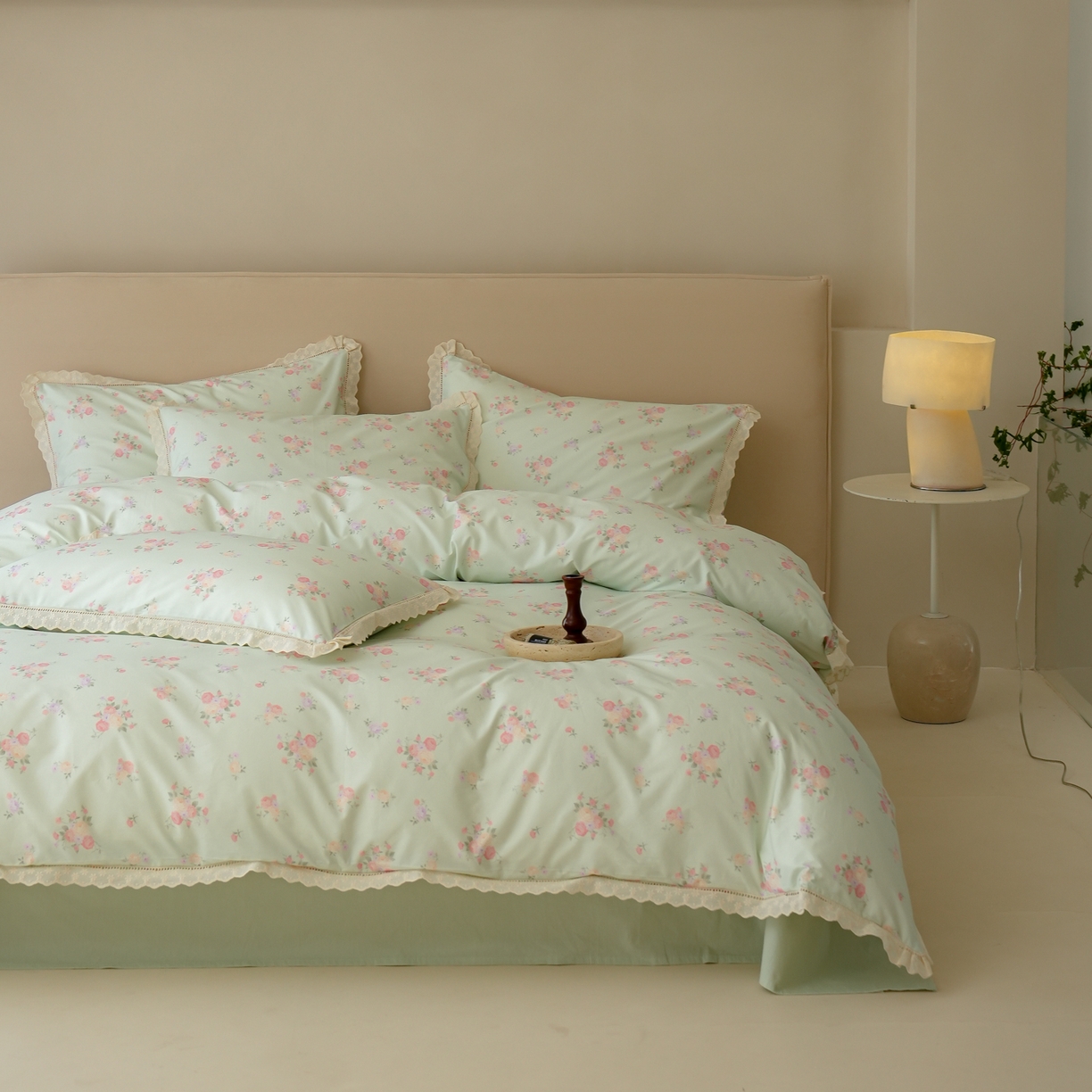 91家纺网 家纺一手货源 找家纺 洺兰家居 2025年小清新全棉13372镂空花边小碎花ins风水洗棉四件套 豆蔻 绿