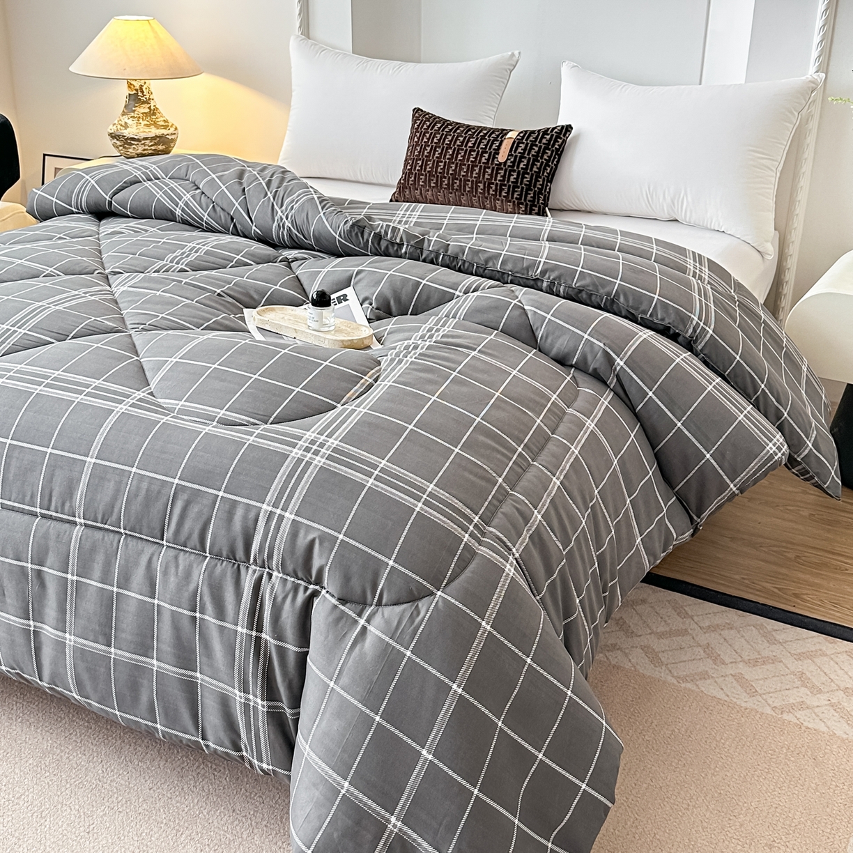 91家纺网 家纺一手货源 找家纺 好欣怡家纺 2026新款洛卡棉冬被学生被四季被仿棉被芯 灰色线格