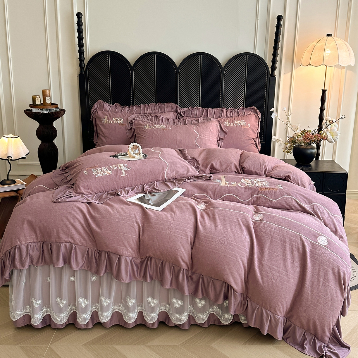 91家纺网 家纺一手货源 找家纺 宜凡家纺 2025新款A类棉绒刺绣花夹棉床裙四件套--梦回罗马系列 梦回罗马 降紫