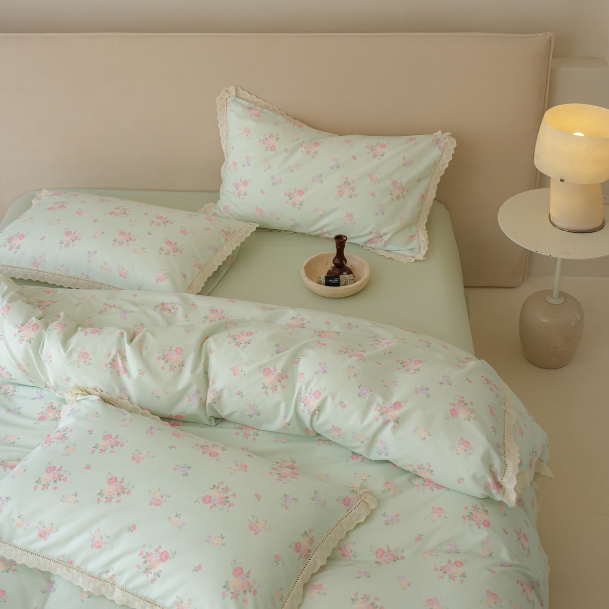 91家纺网 家纺一手货源 找家纺 洺兰家居 2025年小清新全棉13372镂空花边小碎花ins风水洗棉四件套 豆蔻 绿