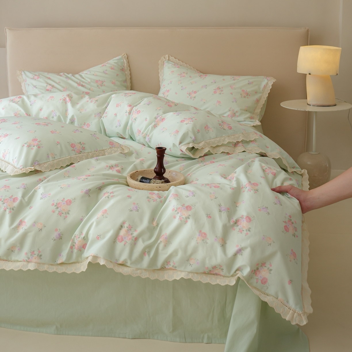 91家纺网 家纺一手货源 找家纺 洺兰家居 2025年小清新全棉13372镂空花边小碎花ins风水洗棉四件套 豆蔻 绿