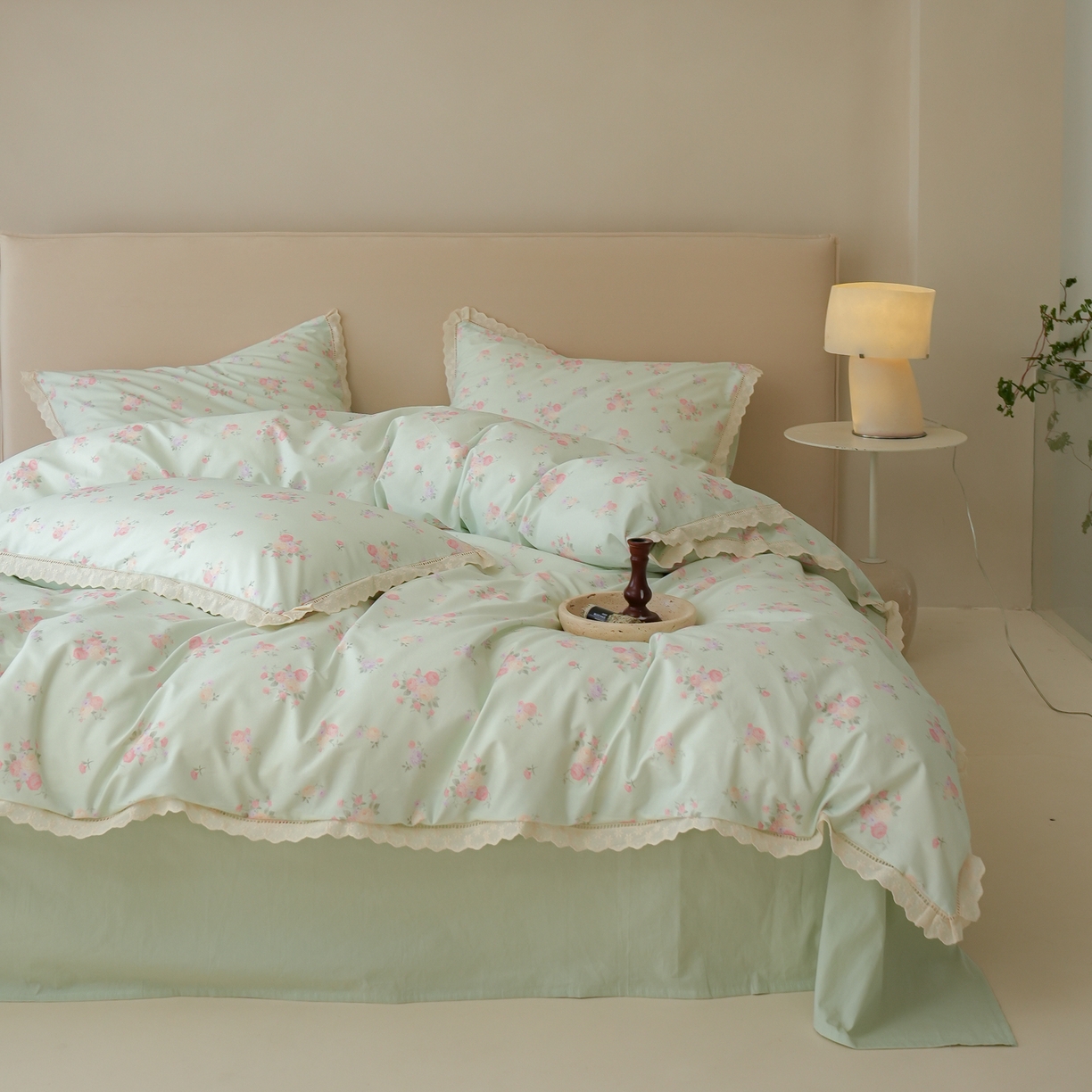 91家纺网 家纺一手货源 找家纺 洺兰家居 2025年小清新全棉13372镂空花边小碎花ins风水洗棉四件套 豆蔻 绿