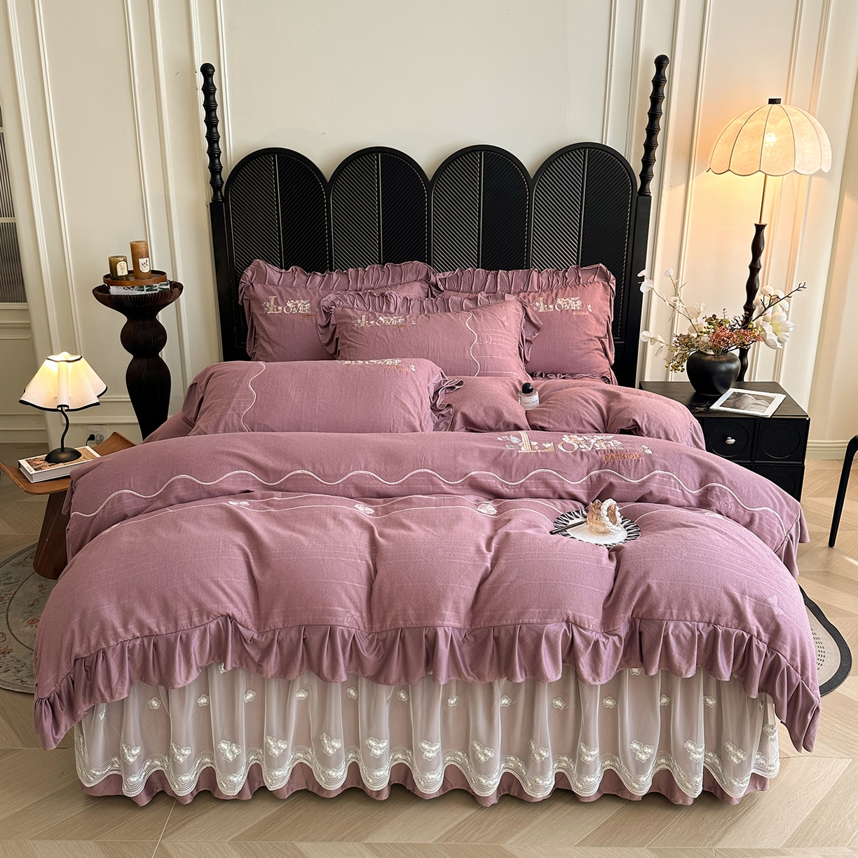 91家纺网 家纺一手货源 找家纺 宜凡家纺 2025新款A类棉绒刺绣花夹棉床裙四件套--梦回罗马系列 梦回罗马 降紫