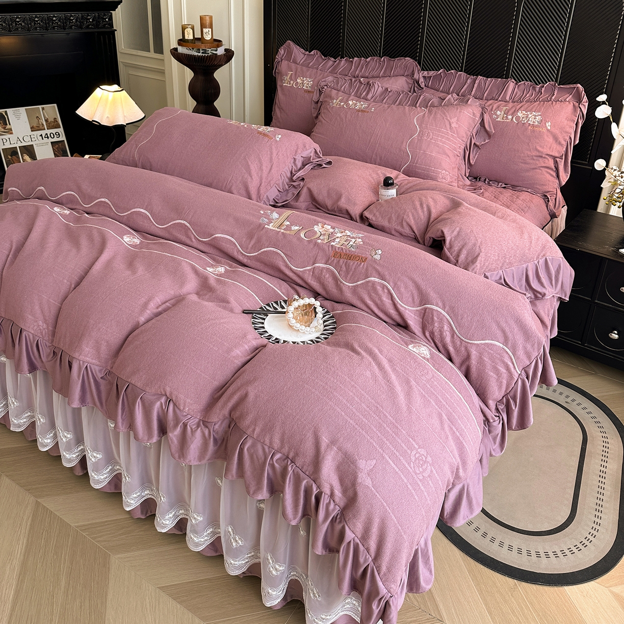 91家纺网 家纺一手货源 找家纺 宜凡家纺 2025新款A类棉绒刺绣花夹棉床裙四件套--梦回罗马系列 梦回罗马 降紫