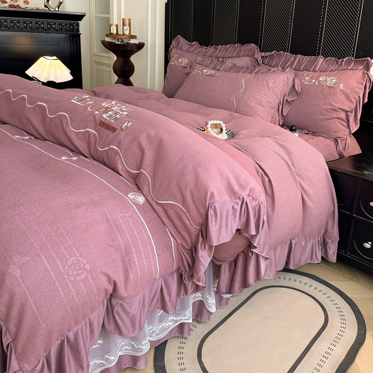 91家纺网 家纺一手货源 找家纺 宜凡家纺 2025新款A类棉绒刺绣花夹棉床裙四件套--梦回罗马系列 梦回罗马 降紫