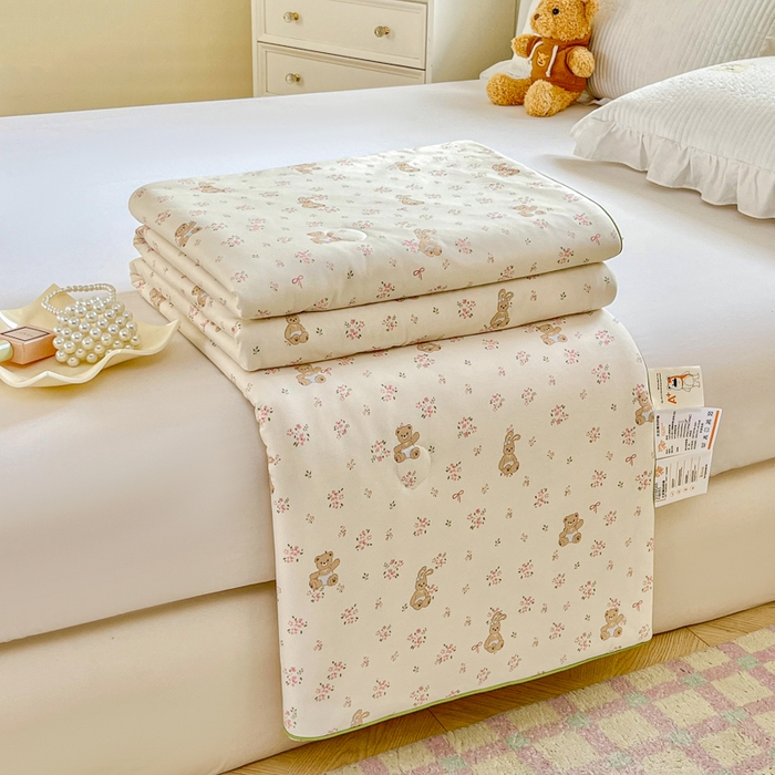 91家纺网 家纺一手货源 找家纺 小叮当家纺仓储工厂店 2025年新款A类母婴级宝宝被子豆豆绒牛奶针织棉被子儿童被子豆豆被大豆被春秋 牛奶针织被-熊兔恋记