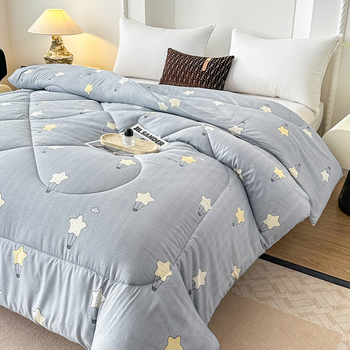 91家纺网 家纺一手货源 找家纺 好欣怡家纺 2026新款洛卡棉冬被学生被四季被仿棉被芯 灰色星星