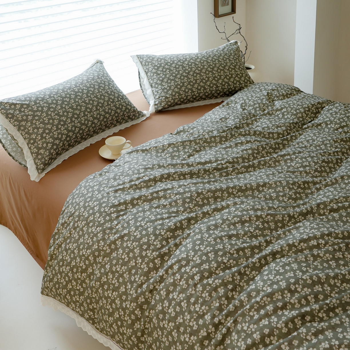 91家纺网 家纺一手货源 找家纺 洺兰家居 2025年小清新全棉13372镂空花边小碎花ins风水洗棉四件套 芳菲