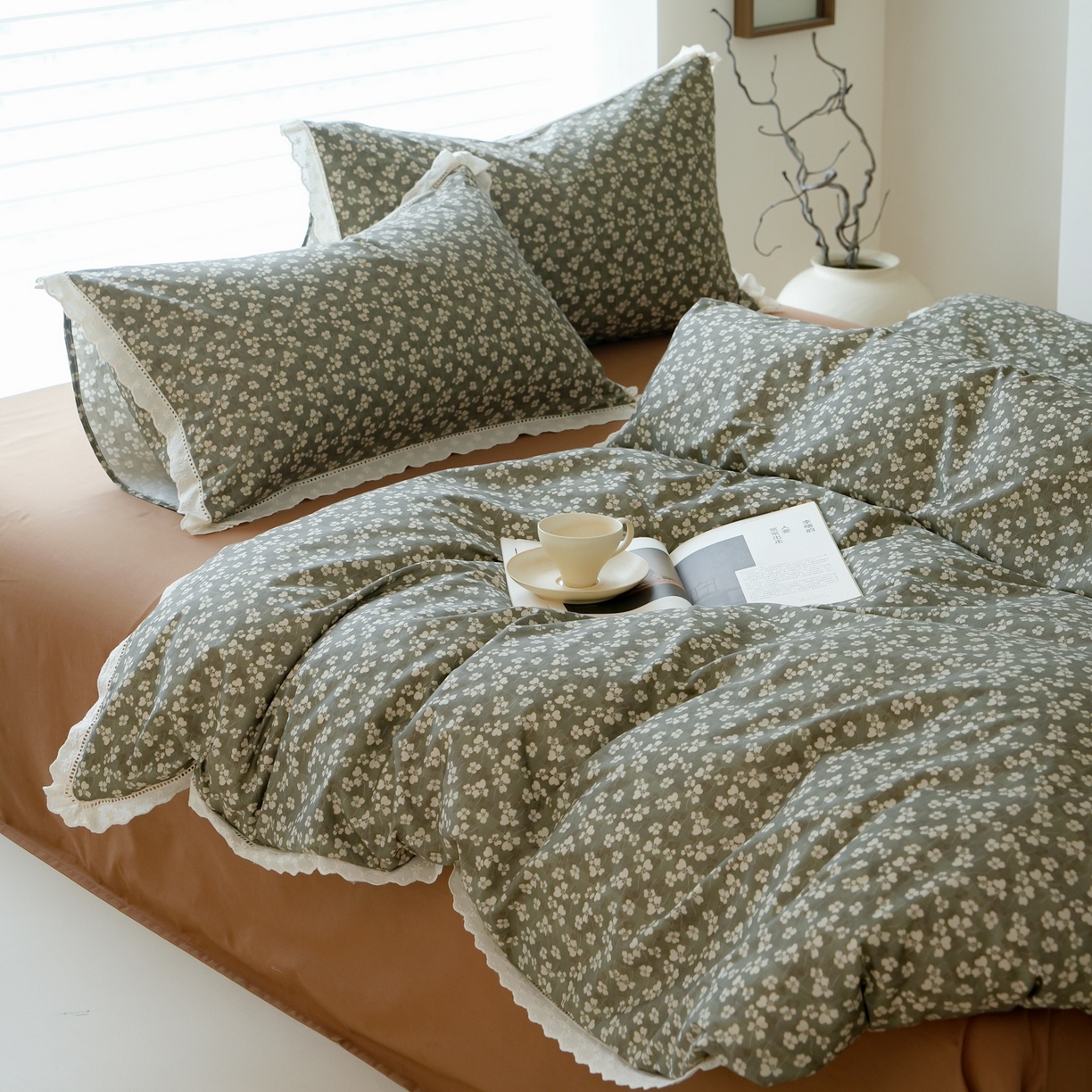 91家纺网 家纺一手货源 找家纺 洺兰家居 2025年小清新全棉13372镂空花边小碎花ins风水洗棉四件套 芳菲