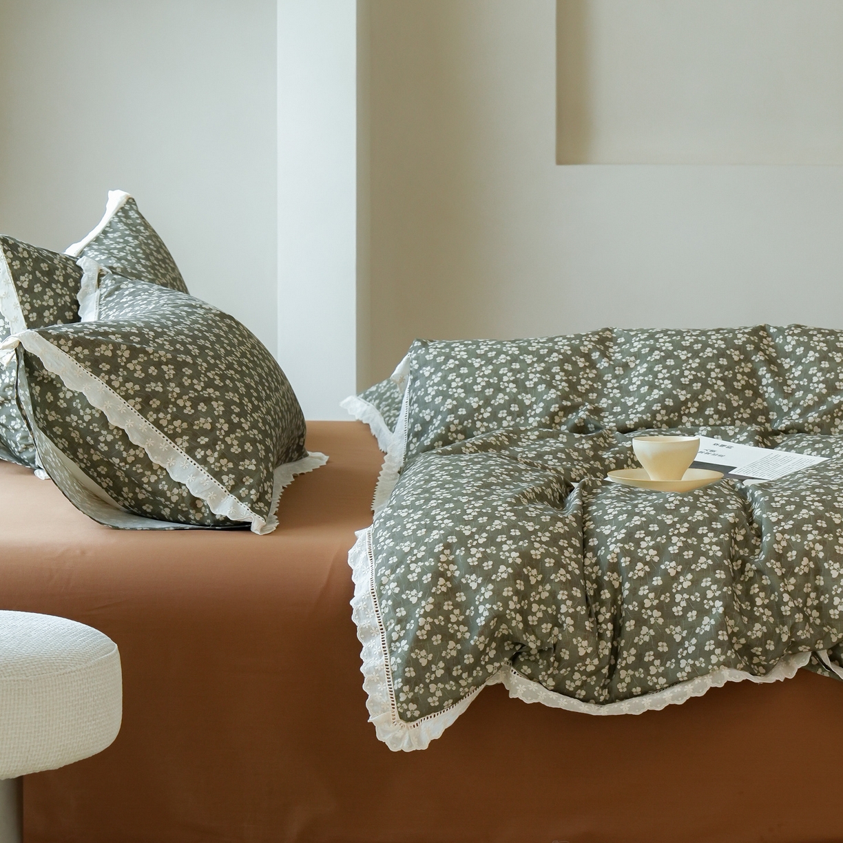 91家纺网 家纺一手货源 找家纺 洺兰家居 2025年小清新全棉13372镂空花边小碎花ins风水洗棉四件套 芳菲