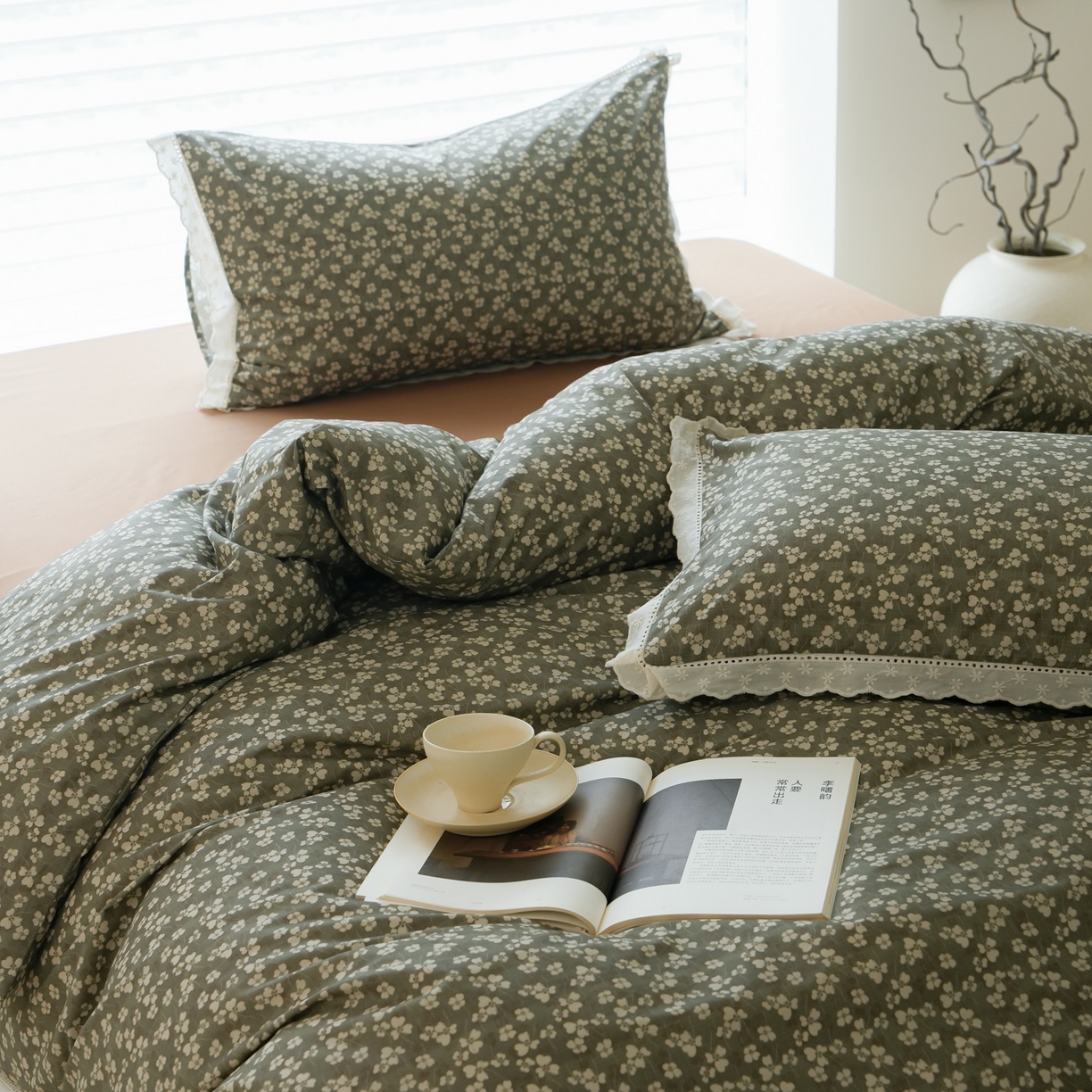 91家纺网 家纺一手货源 找家纺 洺兰家居 2025年小清新全棉13372镂空花边小碎花ins风水洗棉四件套 芳菲