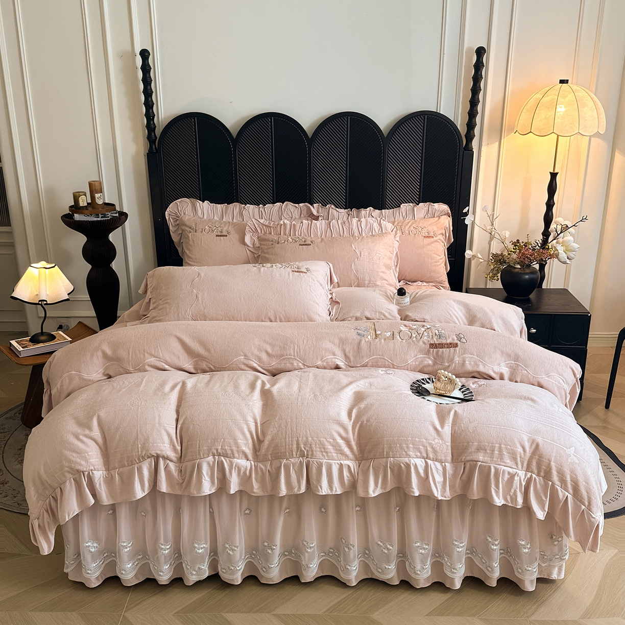 91家纺网 家纺一手货源 找家纺 宜凡家纺 2025新款A类棉绒刺绣花夹棉床裙四件套--梦回罗马系列 梦回罗马 肤粉