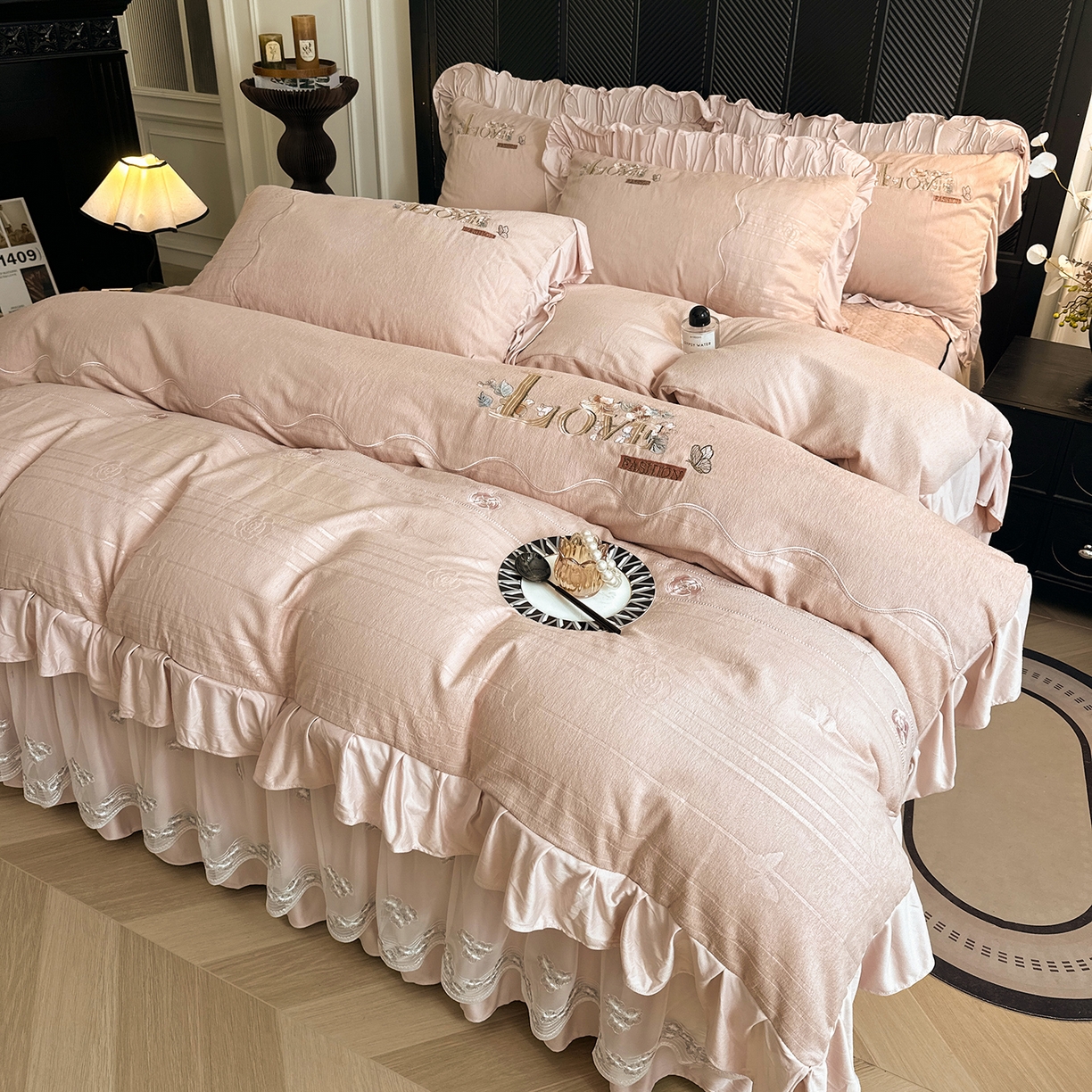 91家纺网 家纺一手货源 找家纺 宜凡家纺 2025新款A类棉绒刺绣花夹棉床裙四件套--梦回罗马系列 梦回罗马 肤粉