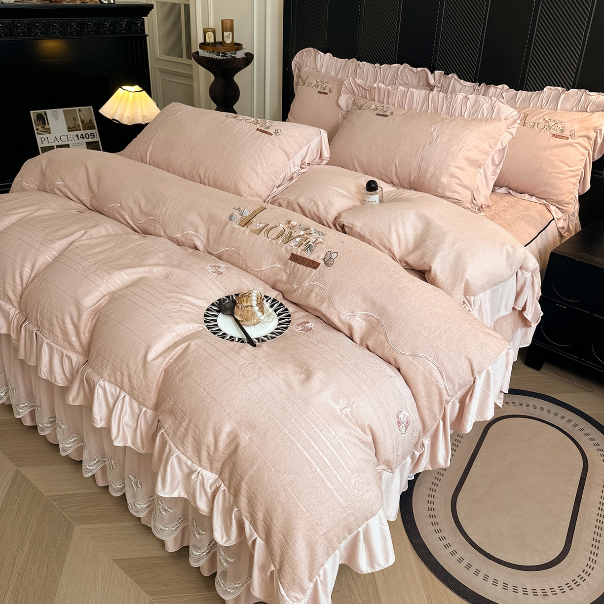 91家纺网 家纺一手货源 找家纺 宜凡家纺 2025新款A类棉绒刺绣花夹棉床裙四件套--梦回罗马系列 梦回罗马 肤粉