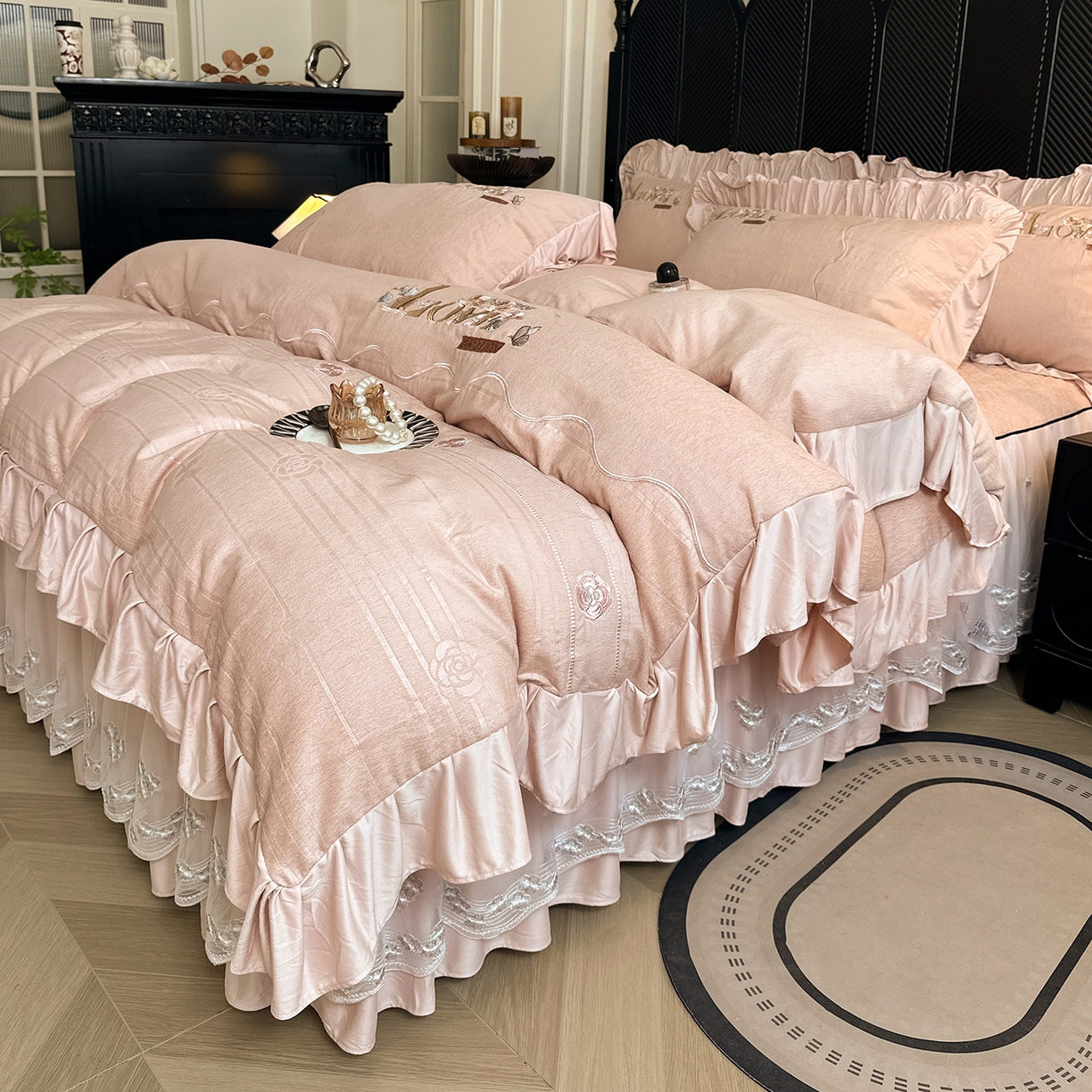 91家纺网 家纺一手货源 找家纺 宜凡家纺 2025新款A类棉绒刺绣花夹棉床裙四件套--梦回罗马系列 梦回罗马 肤粉