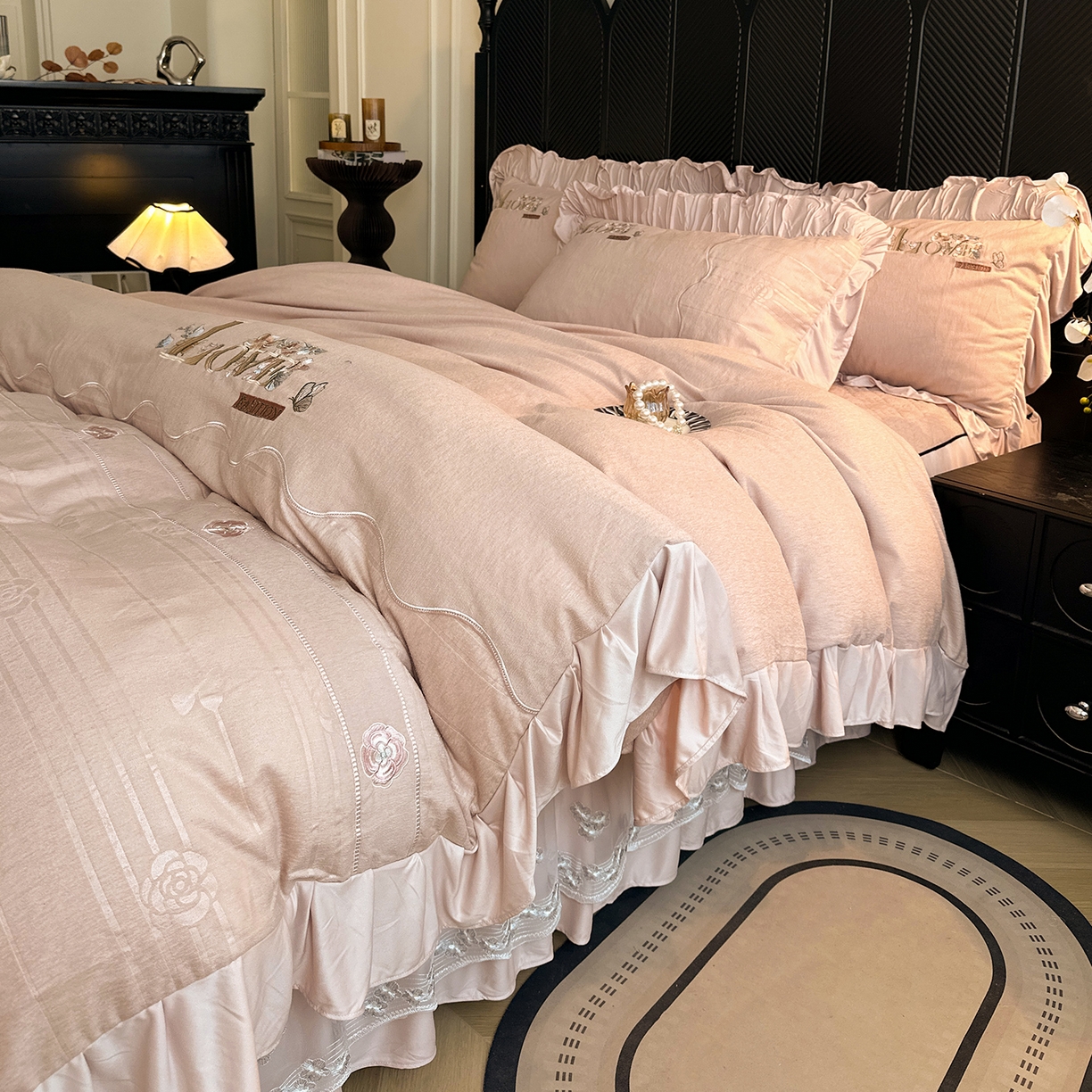 91家纺网 家纺一手货源 找家纺 宜凡家纺 2025新款A类棉绒刺绣花夹棉床裙四件套--梦回罗马系列 梦回罗马 肤粉