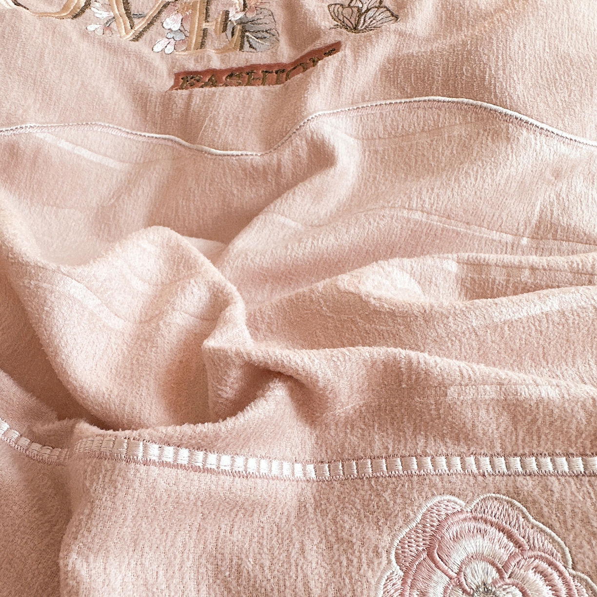 91家纺网 家纺一手货源 找家纺 宜凡家纺 2025新款A类棉绒刺绣花夹棉床裙四件套--梦回罗马系列 梦回罗马 肤粉