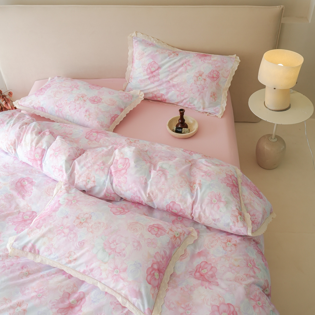 91家纺网 家纺一手货源 找家纺 洺兰家居 2025年小清新全棉13372镂空花边小碎花ins风水洗棉四件套 扶摇