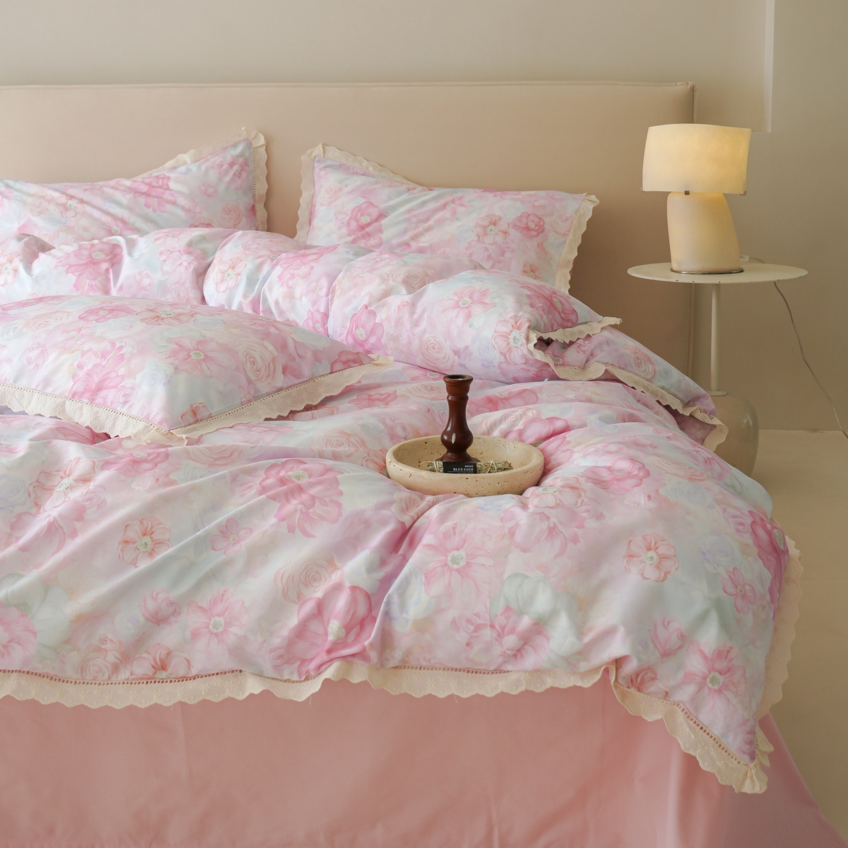 91家纺网 家纺一手货源 找家纺 洺兰家居 2025年小清新全棉13372镂空花边小碎花ins风水洗棉四件套 扶摇