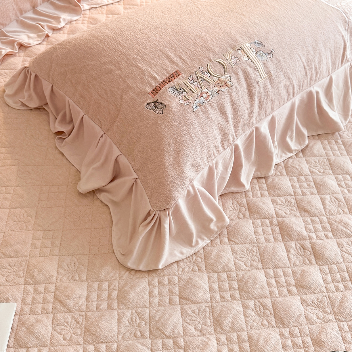 91家纺网 家纺一手货源 找家纺 宜凡家纺 2025新款A类棉绒刺绣花夹棉床裙四件套--梦回罗马系列 梦回罗马 肤粉