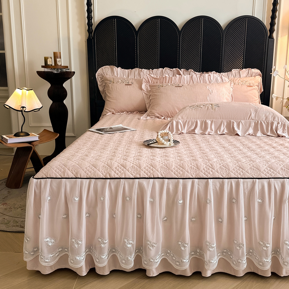 91家纺网 家纺一手货源 找家纺 宜凡家纺 2025新款A类棉绒刺绣花夹棉床裙四件套--梦回罗马系列 梦回罗马 肤粉