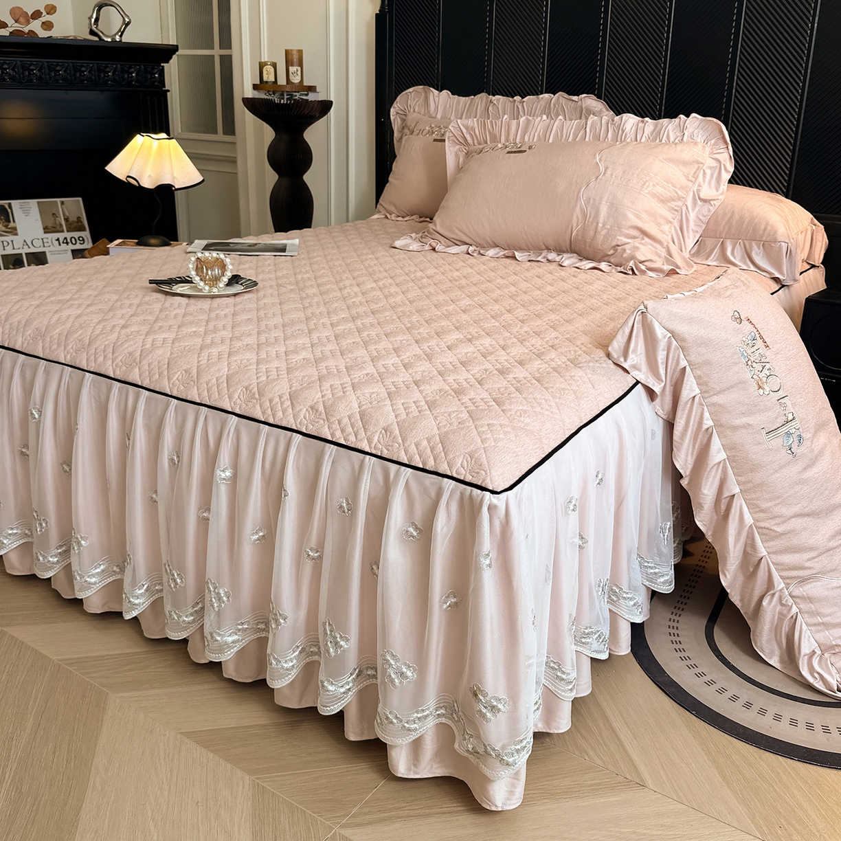 91家纺网 家纺一手货源 找家纺 宜凡家纺 2025新款A类棉绒刺绣花夹棉床裙四件套--梦回罗马系列 梦回罗马 肤粉